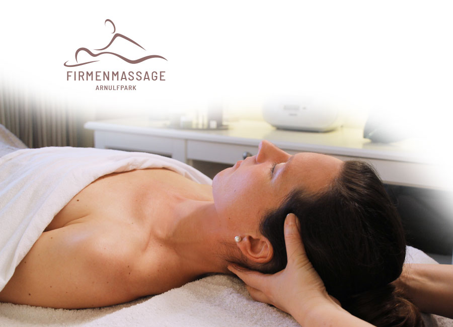 Liegende Frau bekommt Kopfmassage, oben links Logo von Firmenmassage Arnulfpark by Immagine Werbeagentur München