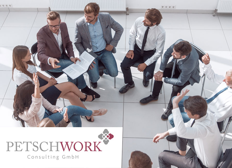 Personen unterhalten sich im Kreis, links die Aufschrift der Petschwork Consulting GmbH by Immagine Werbeagentur München