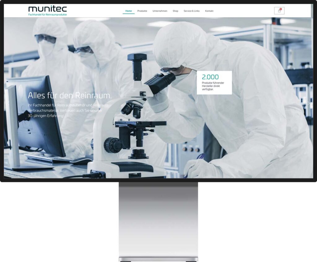 Monitor Mockup der Webseite von Munitec mit Personen in Reinraumbekleidung by Immagine Werbeagentur München