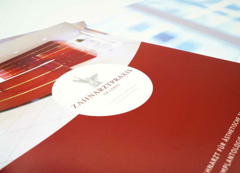 rot weiße Unterlagenmappe für die Zahnarztpraxis Lehel by Immagine Werbeagentur und Webagentur München